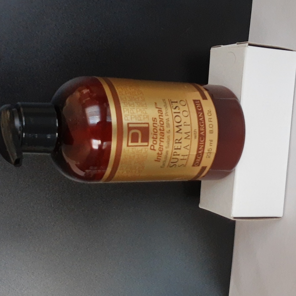 Super moist shampoo with organic argan oil by potions international